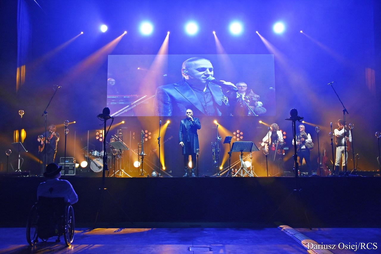 Galeria: Golec uOrkiestra - Koncert kolęd i pastorałek, zdjęcie 1 z 24