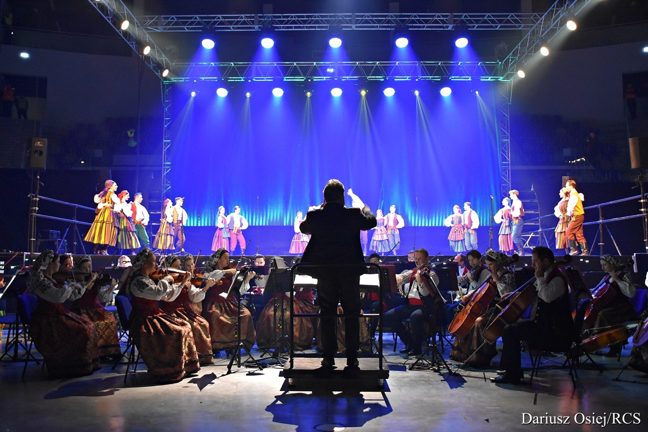 Galeria: PZLPiT "Mazowsze" - koncert "Kalejdoskop barw Polski". , zdjęcie 8 z 19